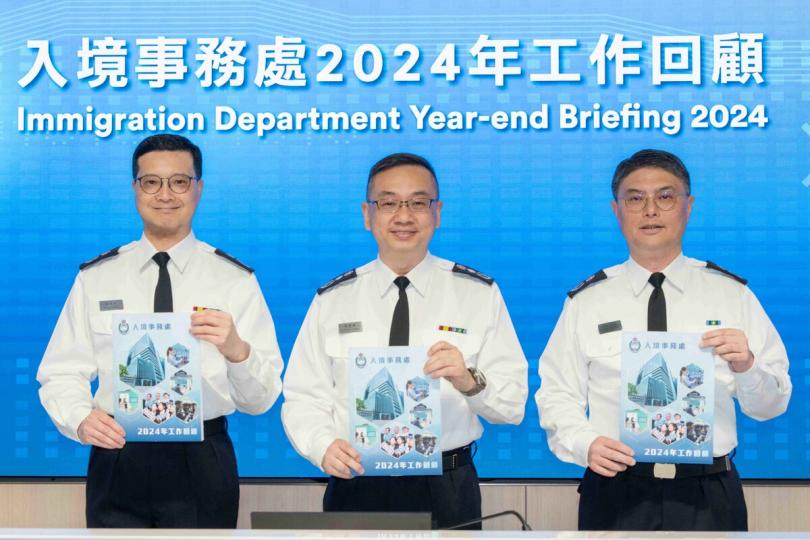 年度回顧:  郭俊峯（中）主持新聞發布會，回顧2024年工作。