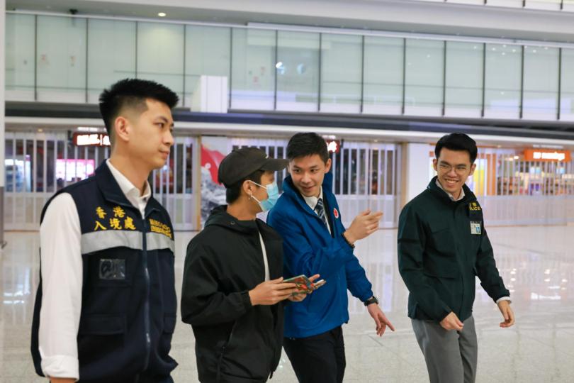 安全回港:  在緬甸獲救的香港居民（左二），在保安局專責小組陪同下從泰國返港。