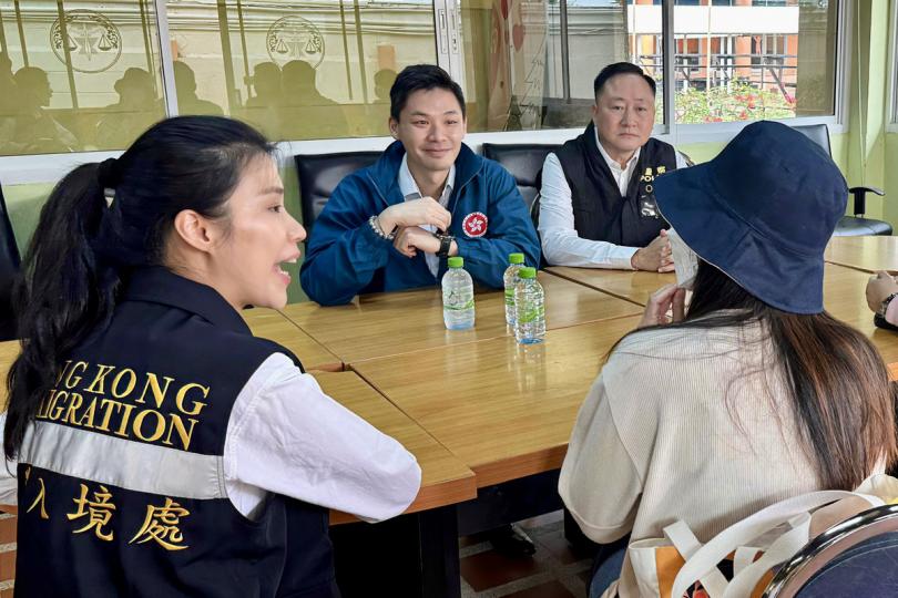 提供協助:  保安局專責小組成員與獲救港人在曼谷見面。