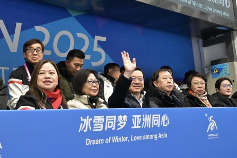 李家超為亞冬會香港運動員打氣