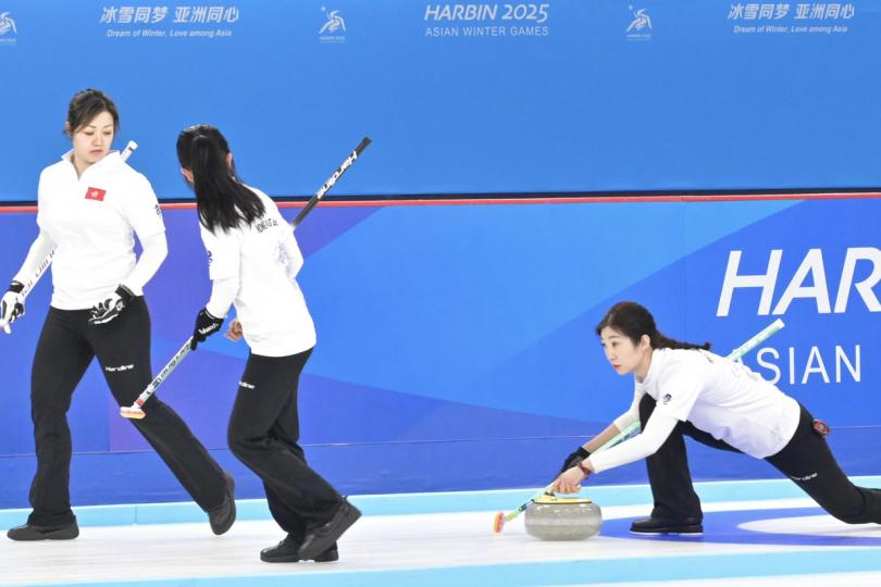全力以赴:  香港運動員出戰亞冬會冰壺項目賽事。