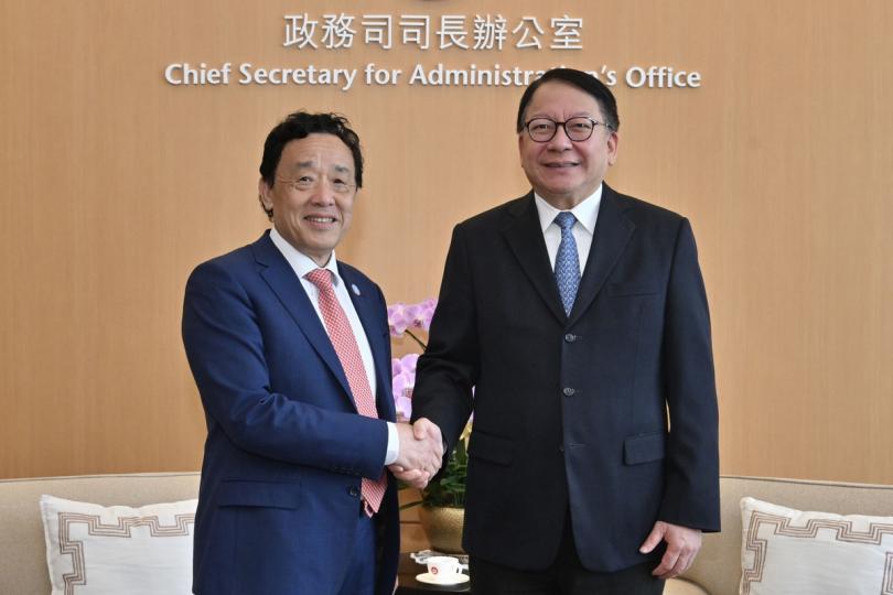 喜相逢:  陳國基（右）歡迎屈冬玉率團訪港。