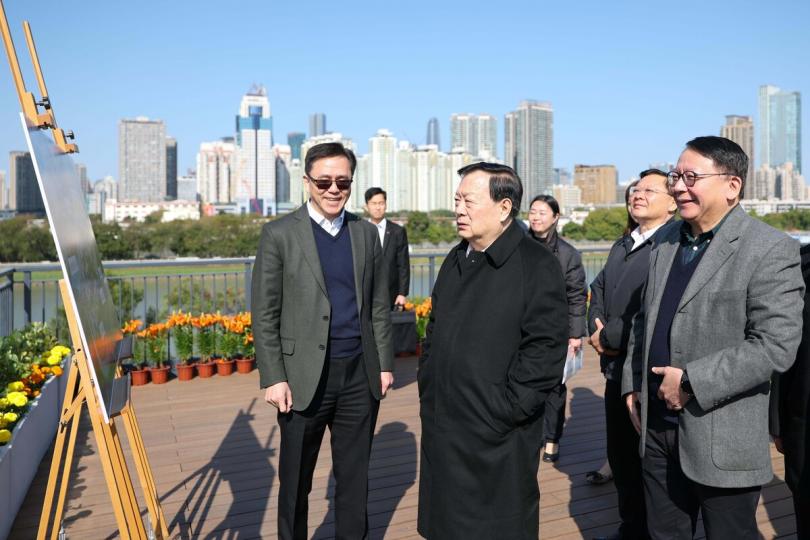 實地視察:  夏寶龍（前排中）在陳國基（前排右）等官員陪同下，到河套香港園區調研。孫東（前排左）向他介紹園區最新建設進度等情況。