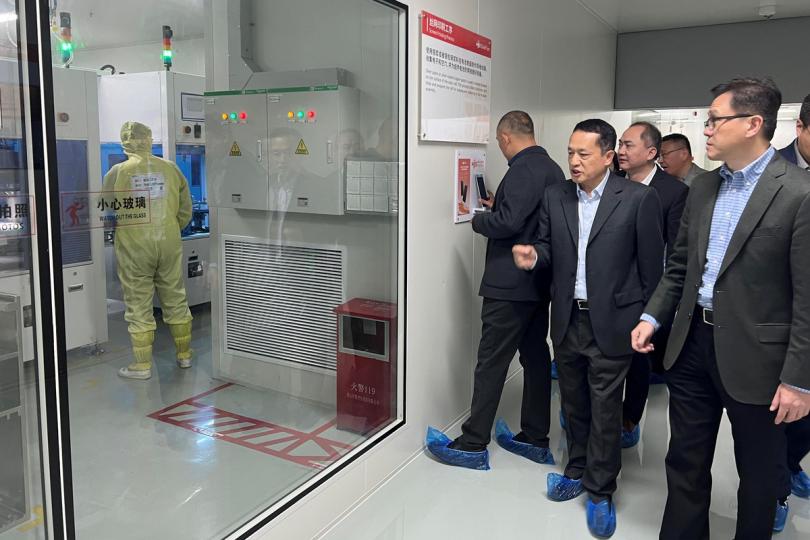 實地了解:  孫東（右一）參觀珠海鴻鈞新能源有限公司的電池生產車間。