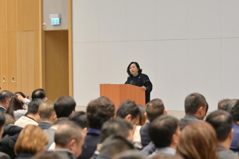 勉勵:  麥美娟在區議員培訓班上回顧第七屆區議會議員的地區服務經驗，並分享未來地區治理工作的挑戰。