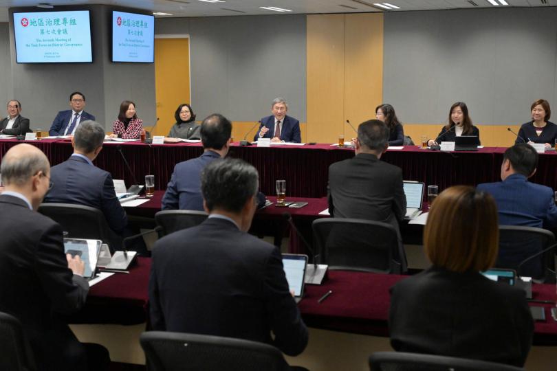 跟進:  卓永興（右四）主持地區治理專組第七次會議。   