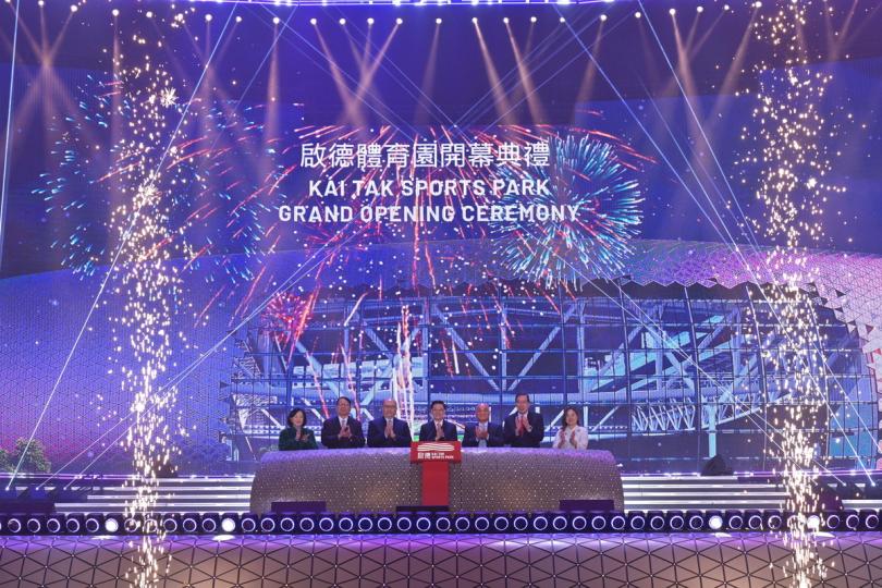歷史時刻:  李家超（中）主持啟德體育園開幕典禮。
