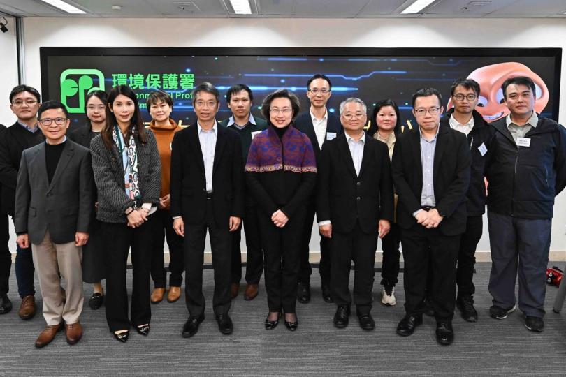 予以鼓勵:  楊何蓓茵（前排右三）與環保署首長級人員和各職系員工代表會面。