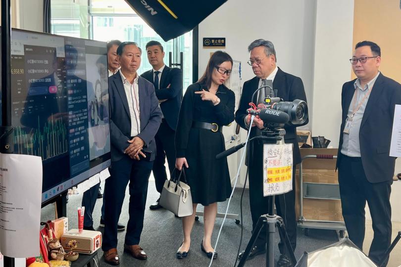 實地了解:  丘應樺（右二）參觀東莞一間港資大型企業的電子商貿直播中心。