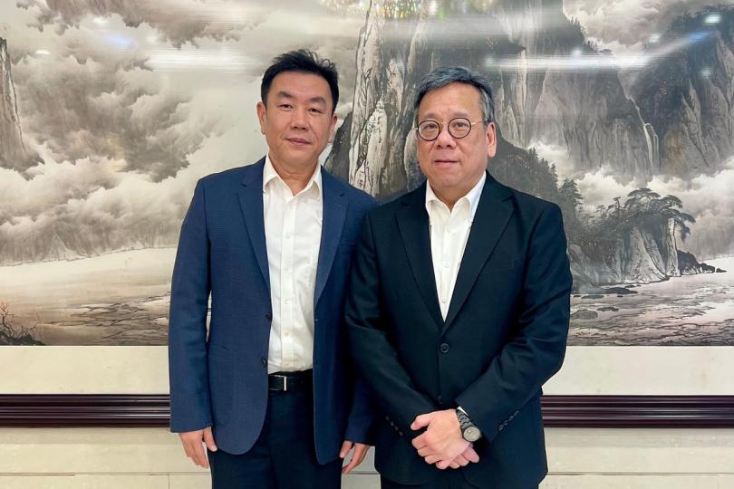 商貿交流:  丘應樺（右）和劉光濱在午宴前合照。   