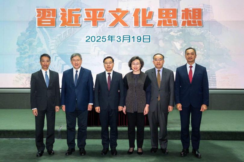 守正創新:  政務司副司長卓永興（左二）、楊何蓓茵（右三）、財經事務及庫務局局長許正宇（右二）出席由李文堂（左三）主講的「習近平文化思想」講座。