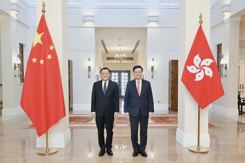 優勢互補:  李家超（右）與王偉中會面。