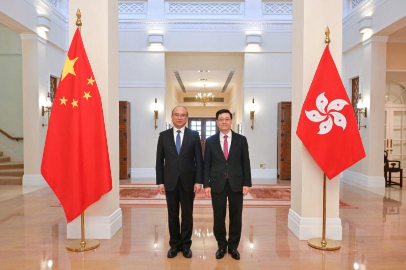 共謀發展:  李家超（右）與許勤就深化香港與黑龍江合作交流意見。