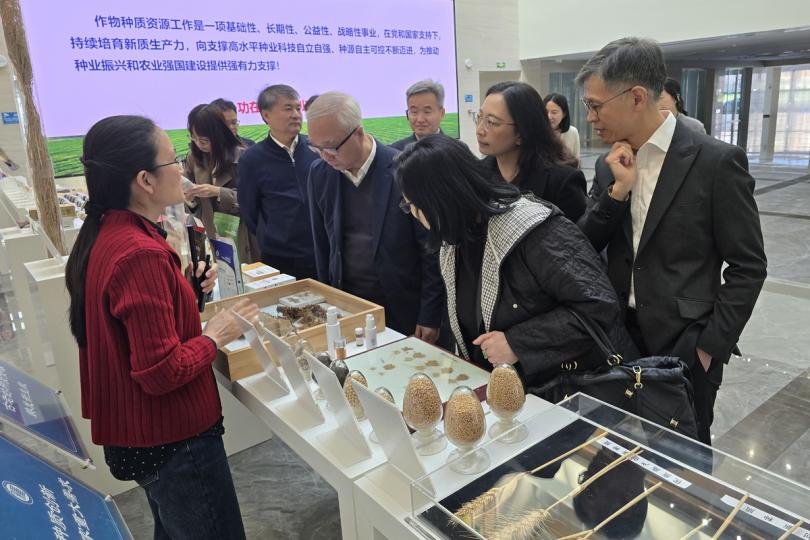 農業發展:  謝展寰（右四）參觀中國農業科學院的國家作物種質庫。