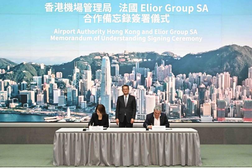聯通世界:  機管局署理行政總裁張李佳蕙（左）和Elior Group SA主席兼行政總裁Daniel Derichebourg（右）在陳茂波見證下簽署合作備忘錄。