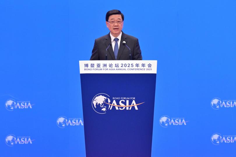 把握機遇:  李家超在論壇上致辭時說，香港會繼續與海南攜手合作，推廣自由貿易和市場開放為全球帶來的龐大機遇。