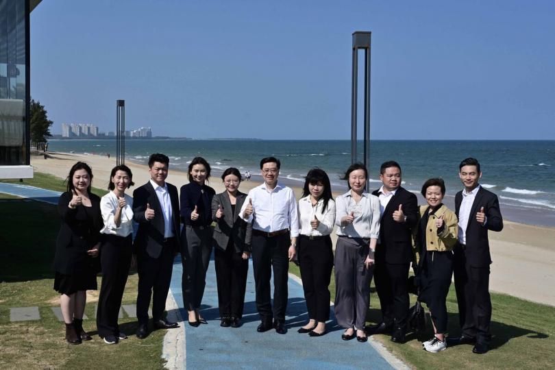 勉勵:  李家超（中）與在海南創業和工作的香港青年合照。