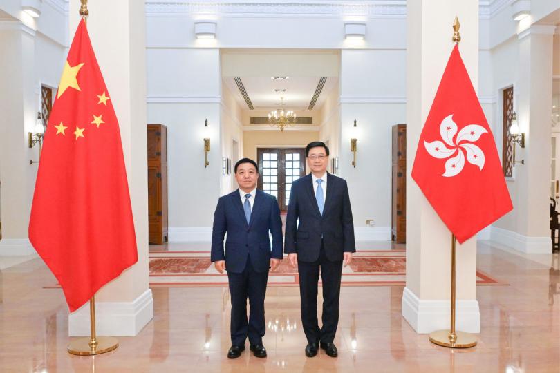重要夥伴:  李家超（右）與葉建春會面。