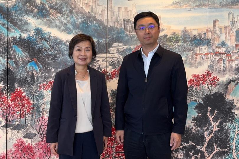 會面共議:  蔡若蓮（左）與吳澤桐會面，就教育議題交換意見。