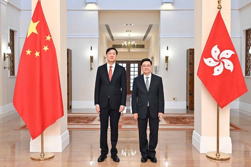 緊密合作:  李家超（右）在禮賓府與高志丹會面。