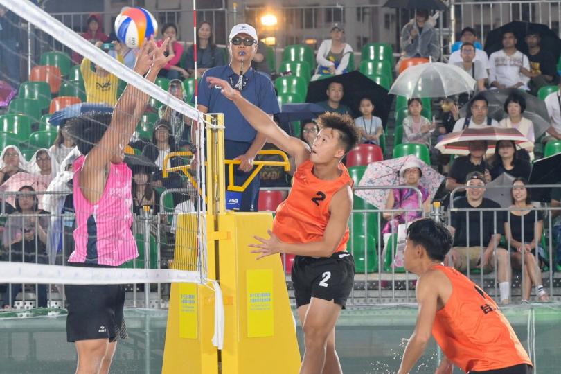 全力以赴:  十五運會沙灘排球項目男子組隊伍在維園舉行測試賽。