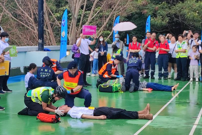 急救演練:  醫療輔助隊在何文田總部舉行開放日，活動包括急救示範。