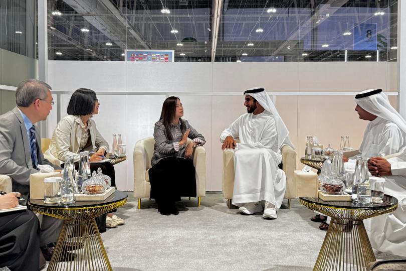 文化交流: 羅淑佩(中)與HE Mubarak Al Nakhi(右二)會面,期望與阿聯酋建立更緊密的文化聯繫。 文化交流: 羅淑佩(中)與HE Mubarak Al Nakhi(右二)會面,期望與阿聯酋建立更緊密的文化聯繫。