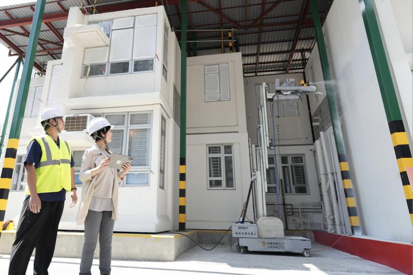 科技應用: 何永賢(右)出席「房屋建築機械人---油漆大師比拼賽x武林大會」。 科技應用: 何永賢(右)出席「房屋建築機械人---油漆大師比拼賽x武林大會」。