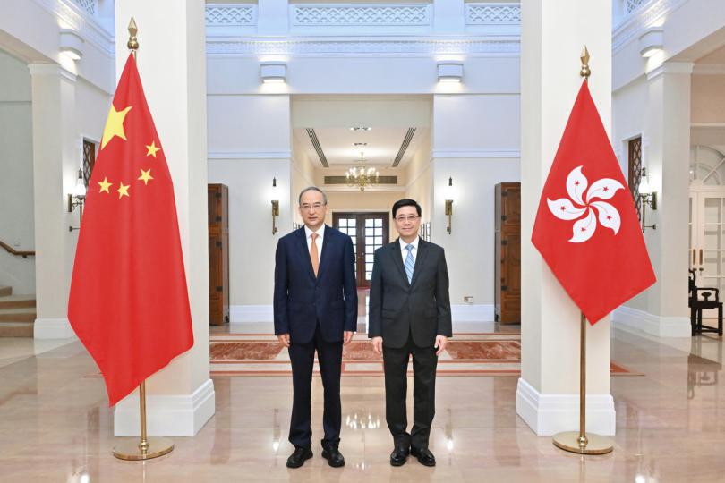 商合作: 李家超(右)在禮賓府與黃強會面。 商合作: 李家超(右)在禮賓府與黃強會面。