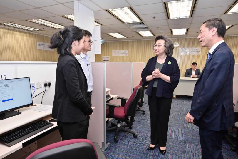 提升效率: 何蓓茵(右二)到公務員事務局一般職系處招聘中心視察數碼化測試的安排和流程。 提升效率: 何蓓茵(右二)到公務員事務局一般職系處招聘中心視察數碼化測試的安排和流程。