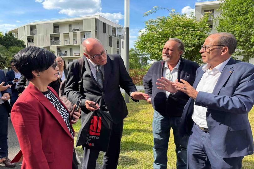 低碳節能:  何永賢（左一）參觀巴黎市內的環保社區Ecoquartier Nanterre Université。