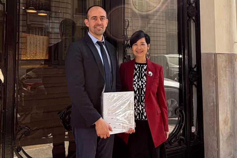 房屋政策: 何永賢(右)到訪法國社會住房聯盟L’Union sociale pour l’habitat總部,並與Christophe Bellégo會面。 房屋政策: 何永賢(右)到訪法國社會住房聯盟L’Union sociale pour l’habitat總部,並與Christophe Bellégo會面。