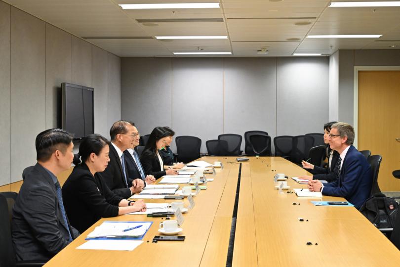 合作無間: 盧寵茂(左三)與馬丁泰勒(右一)舉行會議,向他介紹香港的控煙策略。 合作無間: 盧寵茂(左三)與馬丁泰勒(右一)舉行會議,向他介紹香港的控煙策略。