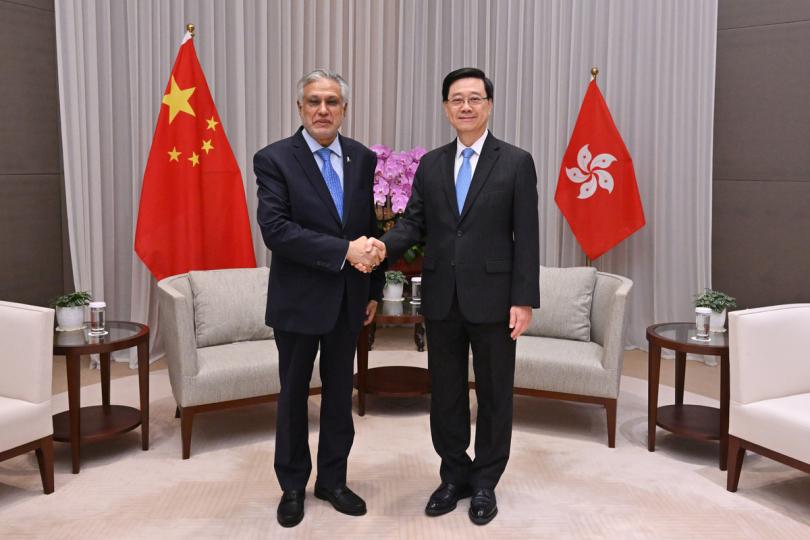 談經貿:  李家超（右）與巴基斯坦副總理兼外長達爾會面。