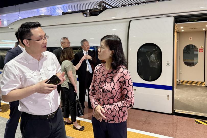 觀摩取法: 陳美寶(右)在重慶北站視察高鐵快運專列的運作。 觀摩取法: 陳美寶(右)在重慶北站視察高鐵快運專列的運作。