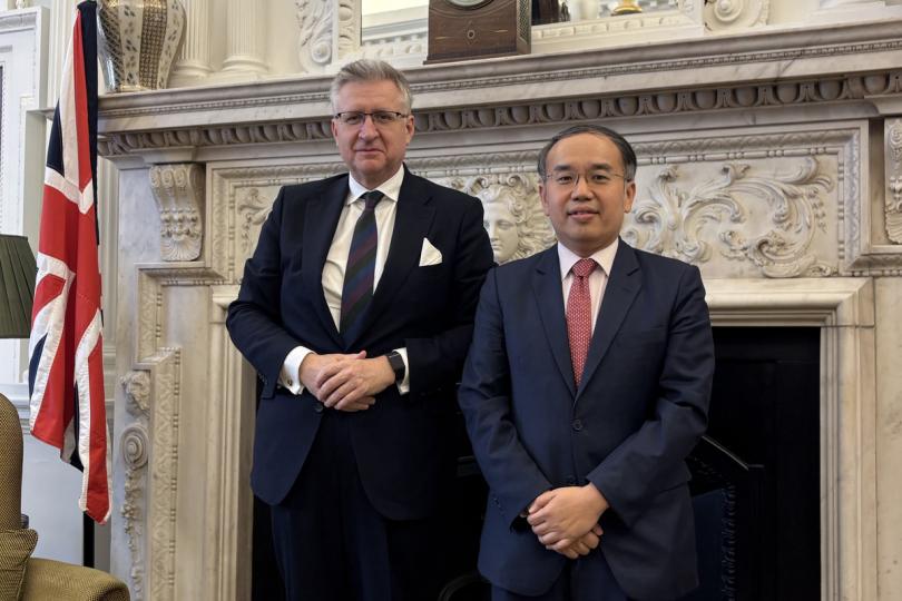 會面共議:  許正宇（右）與靳翊偉進行雙邊會議。