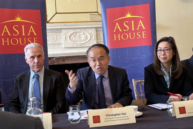 回應提問:  許正宇（中）於「亞洲之家」成員分享會上，介紹香港最新金融發展情況，並回答會員提問。