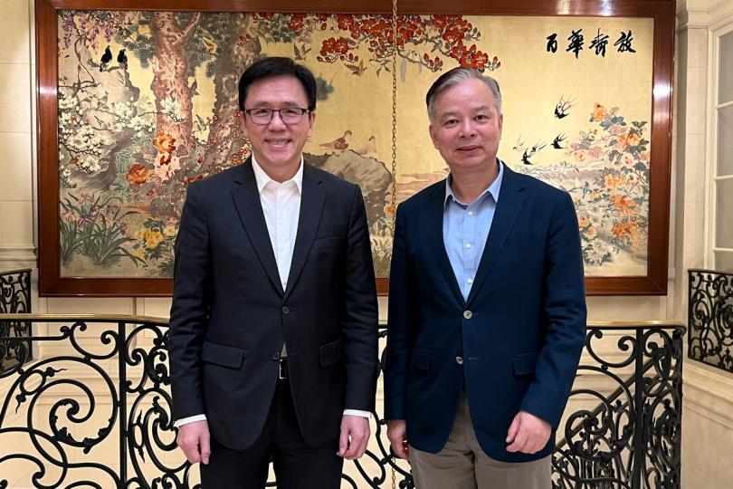禮節拜會:  孫東（左）與陳力會面。