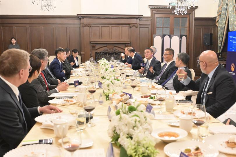 金融改革:  陳茂波（右三）出席中國金融40人論壇舉辦的國際交流晚餐會。