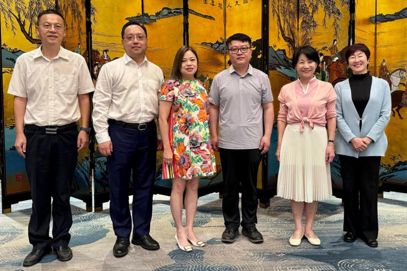 汲取經驗:  羅淑佩（左三）拜訪徐彬（右三）。