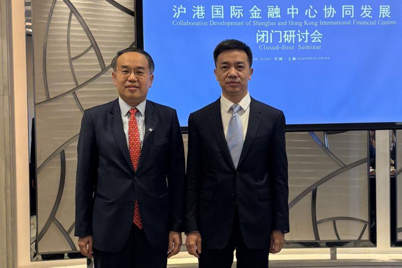 協同發展:  許正宇（左）在上海出席研討會，與上海巿推進國際金融中心建設辦公室主任、上海巿地方金融管理局局長周小全合照。               