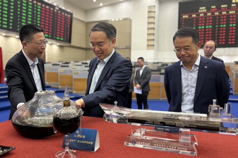 金融交流:  許正宇（左二）參觀上海期貨交易所交易廳。