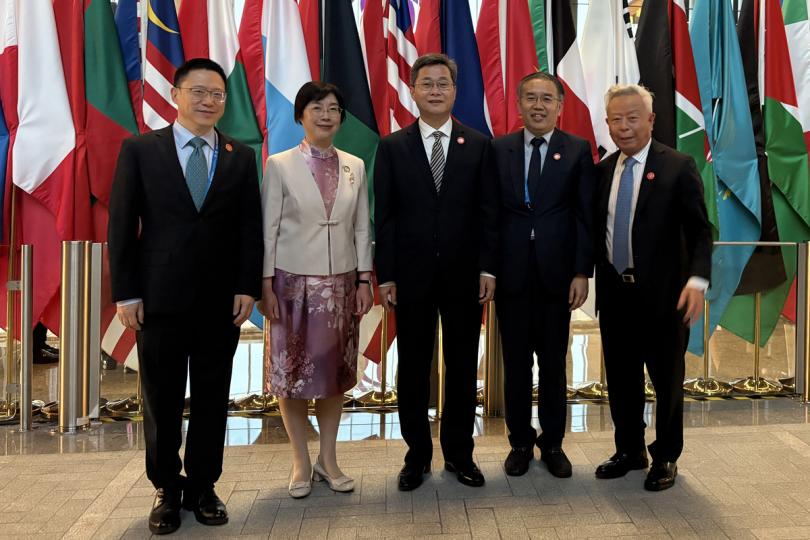 建立信任:  許正宇（右二）出席亞投行行長招待晚宴，與國家財政部部長藍佛安（中）、國家財政部副部長廖岷（左一），以及金立群（右一）和鄒加怡合照。