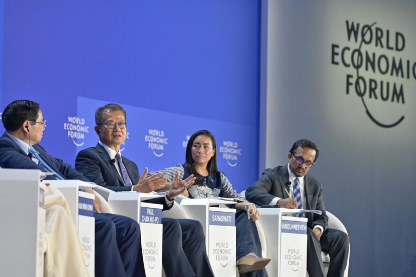 應對挑戰:  陳茂波（左二）在世界經濟論壇2025新領軍者年會一個討論環節發言。