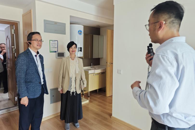 借鏡:  何永賢（中）考察北京青棠灣公租房項目。