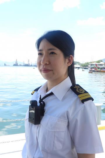 善用科技:  海事處各區海港巡邏組前線人員7月1日起在全港水域執行職務時使用隨身攝錄機。