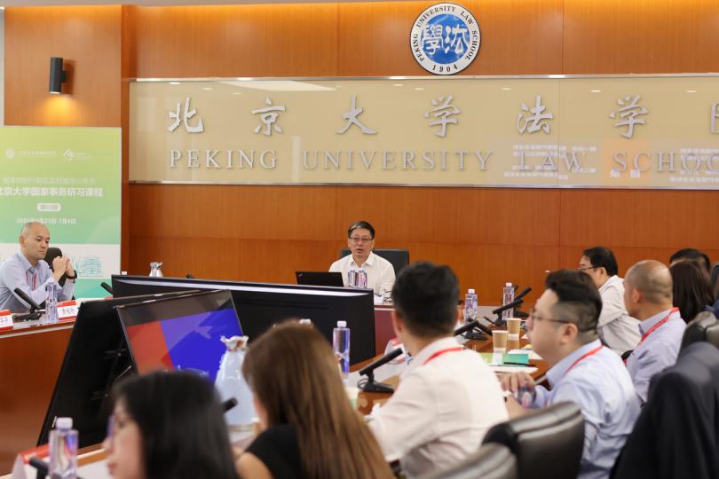 加深認識: 特區高級公務員出席專題講座,聆聽張勇(中)主講。 加深認識: 特區高級公務員出席專題講座,聆聽張勇(中)主講。