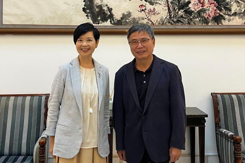 香港近況:  何永賢（左）拜會趙本堂。