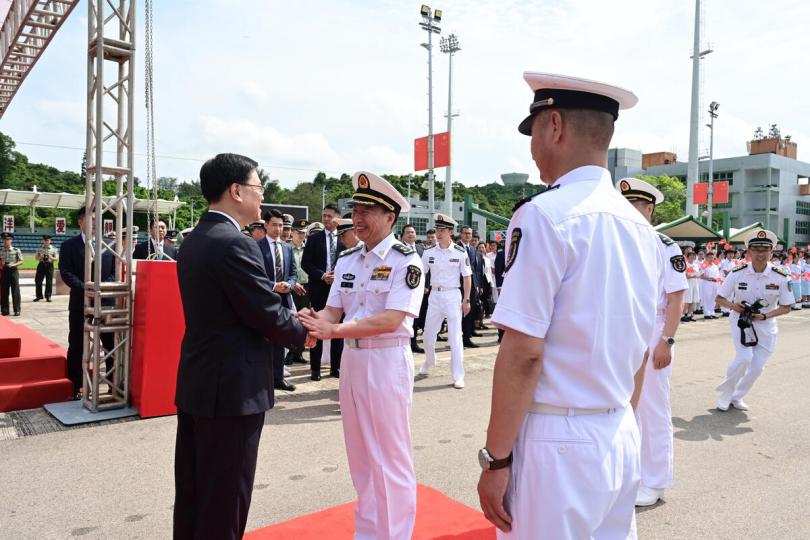 喜迎水師:  李家超（左一）歡迎中國人民解放軍海軍副政治委員、海軍中將程堅（左二）登岸。