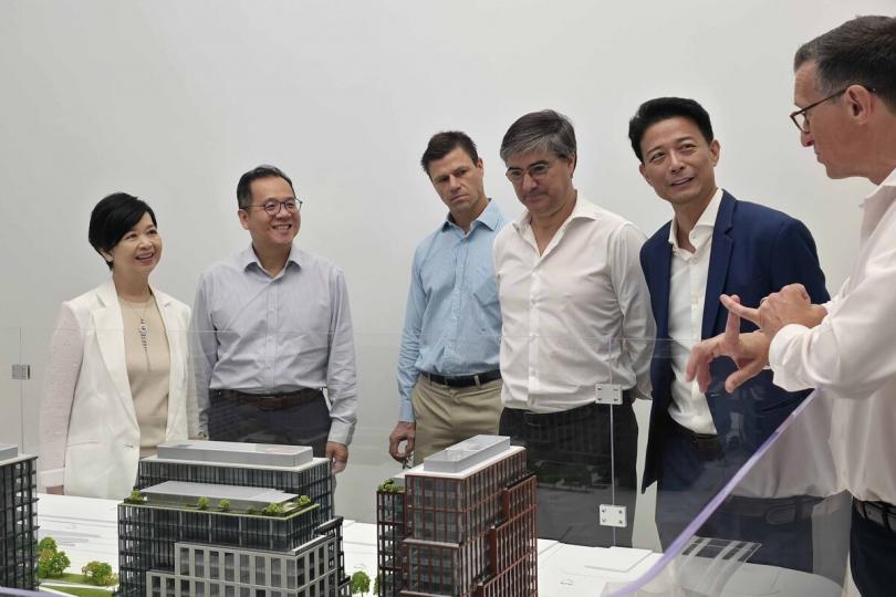 觀摩交流:  何永賢（左）在里斯本參觀由公私營合作發展的重建項目EntreCampos。
